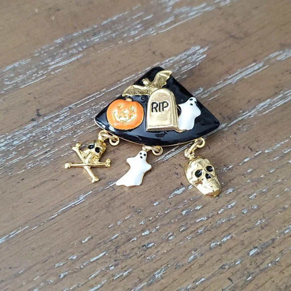 Halloween RIP brooch with pumpkin, ghosts etc. - Picture 1 of 3